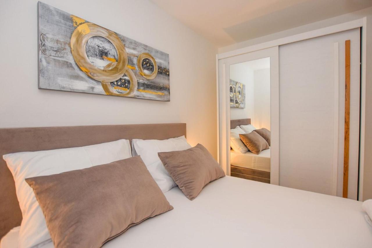 Apartmani Plazibat Mandre Exteriör bild