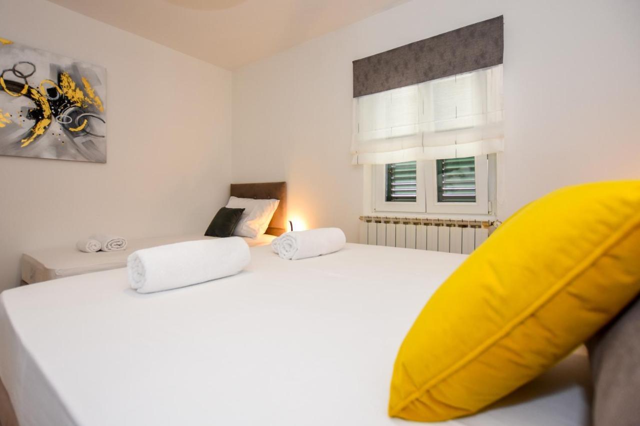 Apartmani Plazibat Mandre Exteriör bild